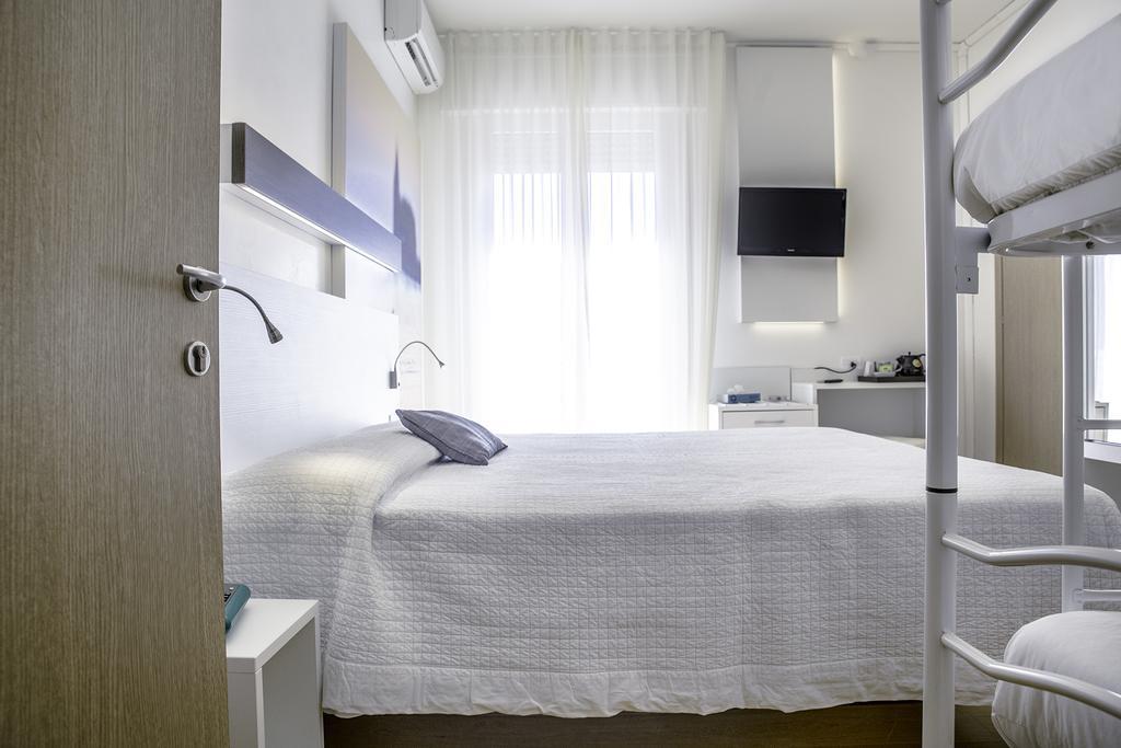 Hotel Antoniana Каорле Экстерьер фото